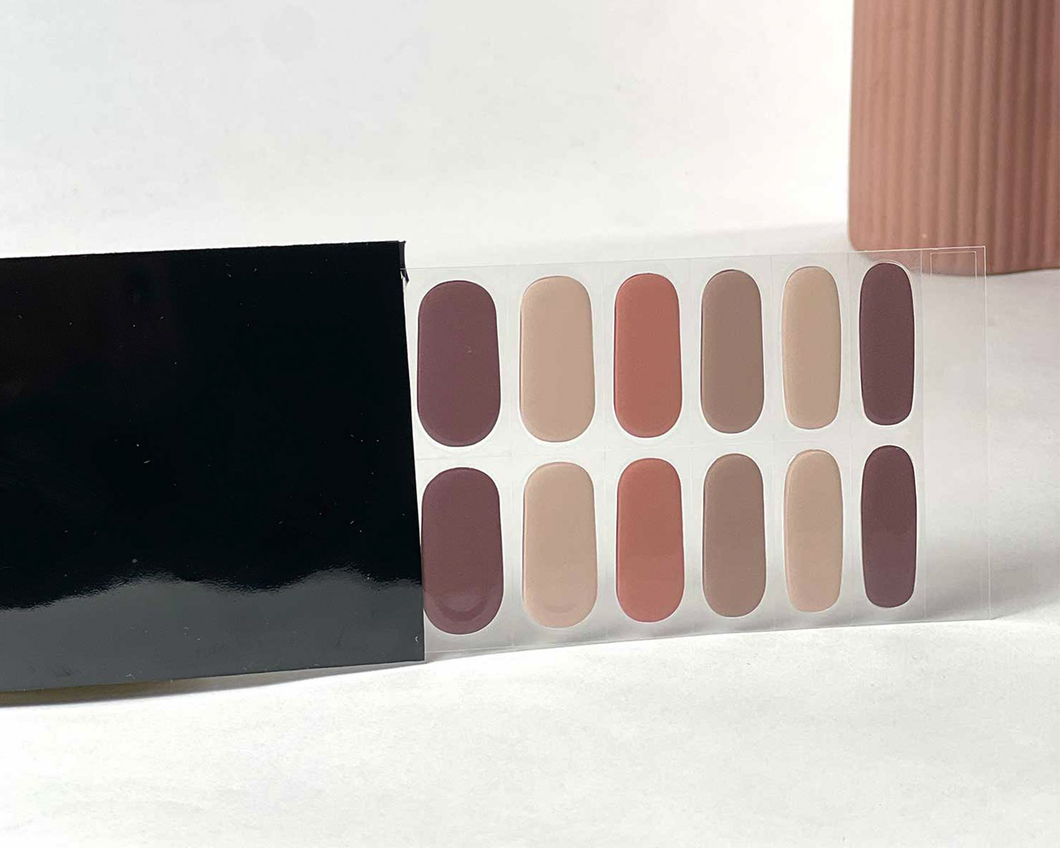 semi-cured-gel-nails-_0001_berry-mixed-semi-cured-gel-nails-black-strip