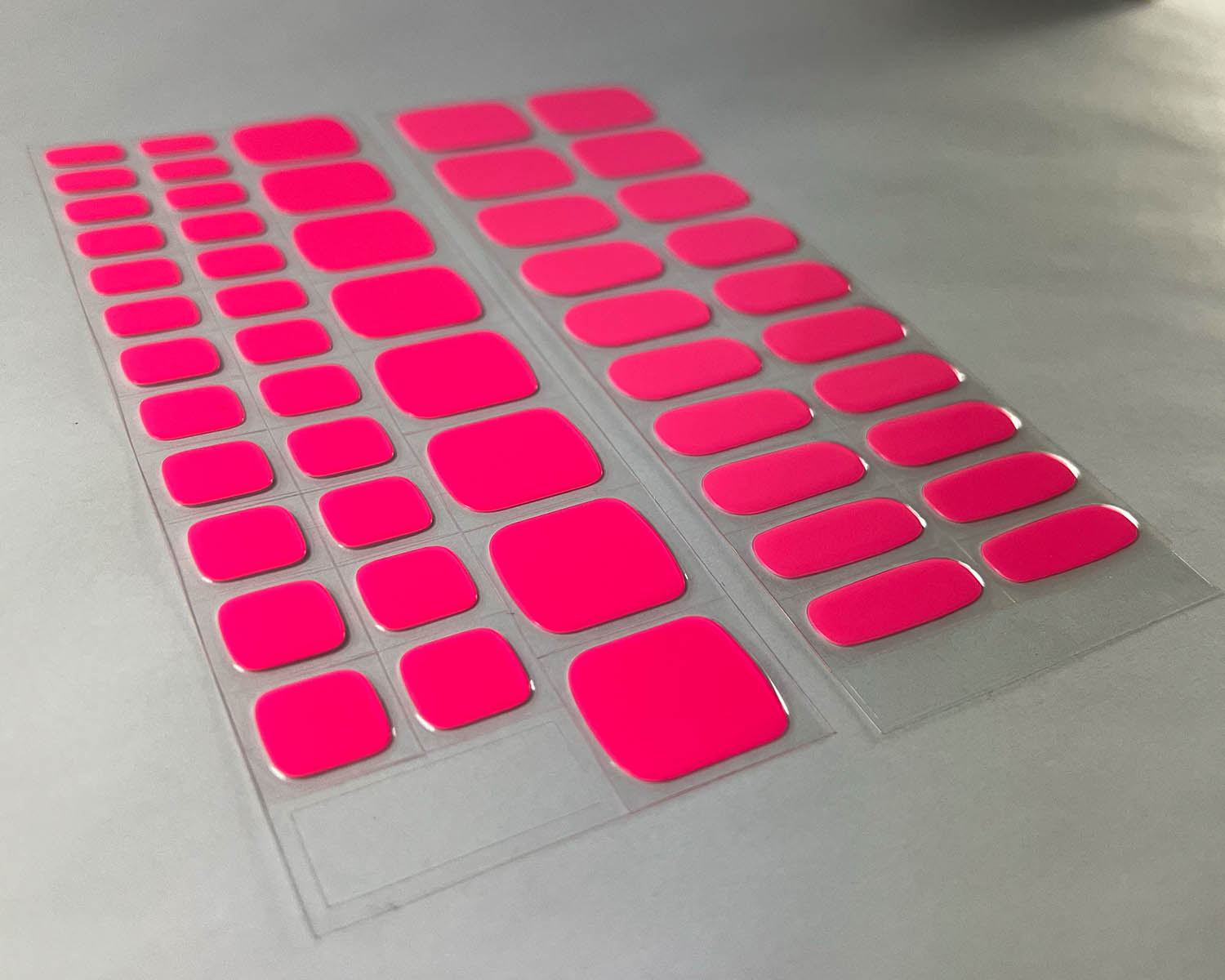 La-Bek_0001_Barbie-Pink-semi-cured-gel-nails-toes-mock2