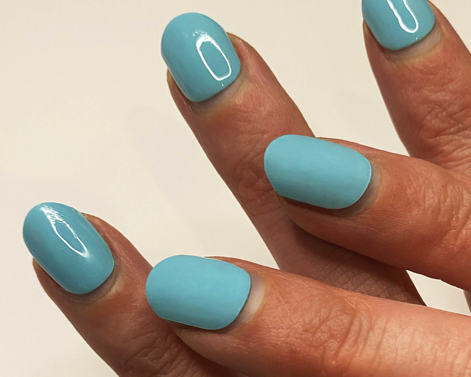 Top-Coat-_0002_Gloss-vs-matte-on-nails