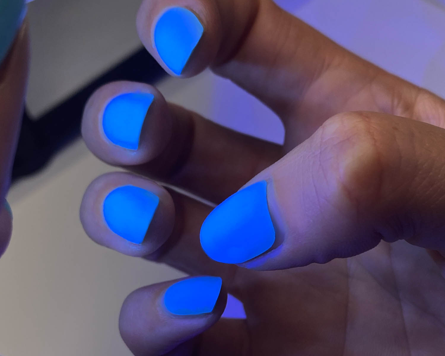 Top-Coat-_0003_Matte-under-lamp