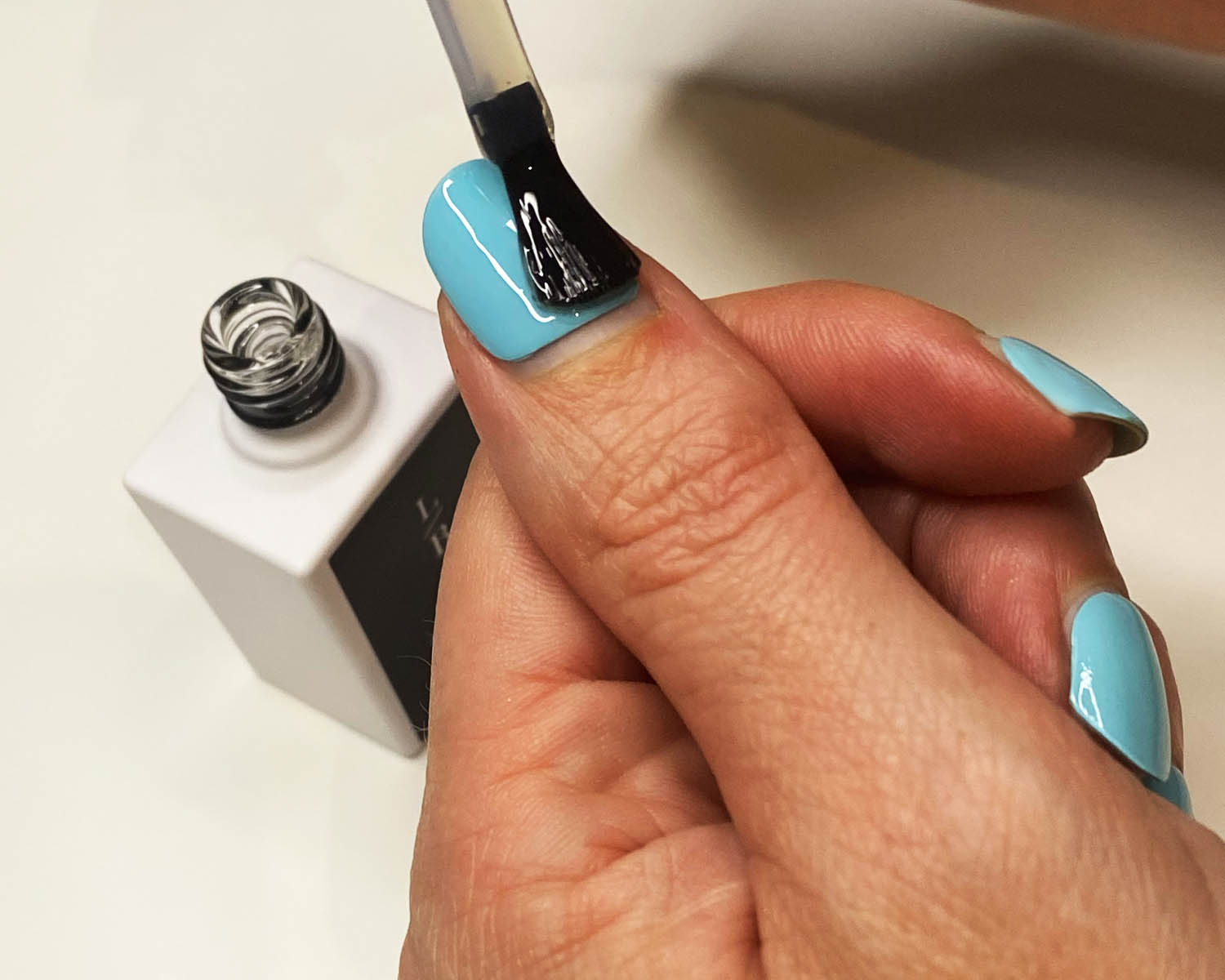 Top-Coat-_0006_Gloss-going-on-nail