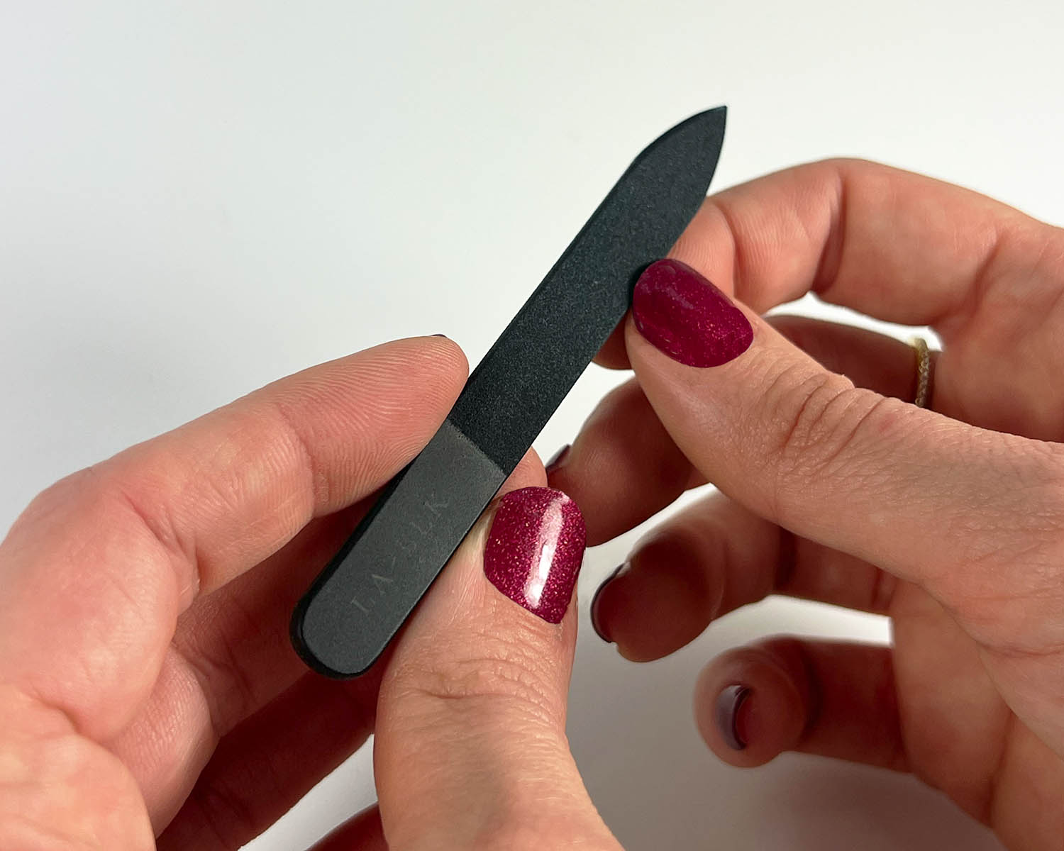 La-Bek-glass-file-in-use