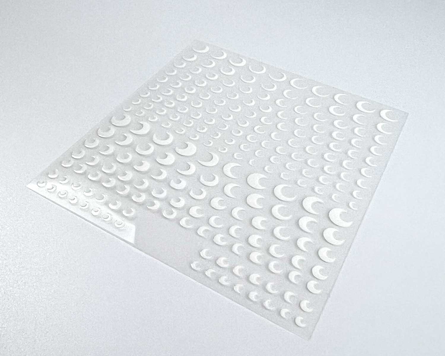 La-Bek-_0013_nail-stickers-white-moons-sheet