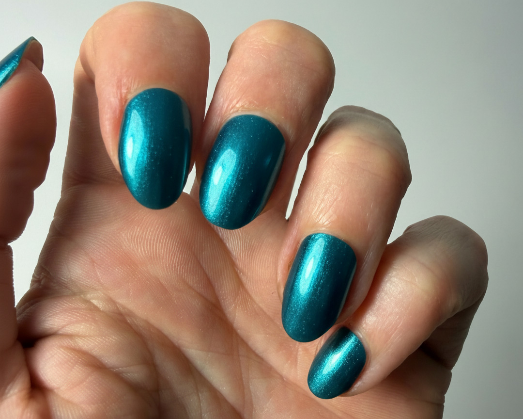 teal-chrome-semi-cured-gel-nails-on-hand Semi-cured gel nail wraps in teal chrome on customers hand