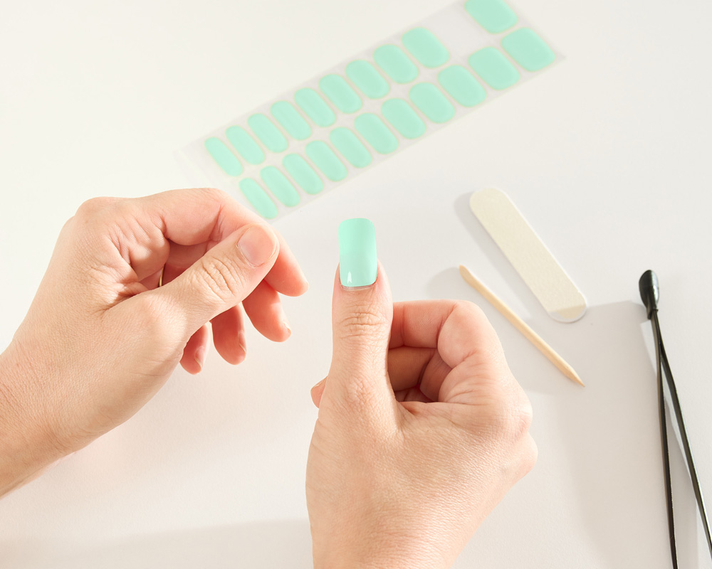 Select the right semi-cured gel nail sticker for your nail